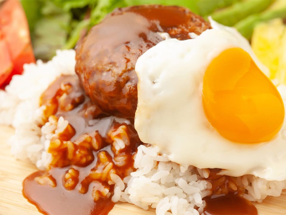 ハワイ島のヒロに住む日系人が考案！ ガッツリ食べられる「ロコモコ」